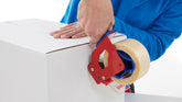 tesa® 4100 tesa® 4100 Universal Plasttejp - präglad - tesa-4100-general-purpose-carton-sealing-tape-transparent-step1of6-ap.jpg