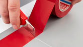 tesa® 4169 tesaflex® 4169 Golvmarkeringstejp Premium - tesa-4169-premium-soft-pvc-floor-marking-tape-red-step3of6-ap.jpg