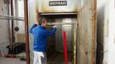 tesa® 4309 tesa® 4309 Temperaturbeständig Maskeringstejp för Sprutmålning - upp till 120 °C - tesa-4309-masking-tape-for-paint-spraying-step2of7-ap.jpg