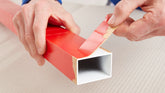 tesa® 4309 tesa® 4309 Temperaturbeständig Maskeringstejp för Sprutmålning - upp till 120 °C - tesa-4309-masking-tape-for-paint-spraying-step4of7-ap.jpg