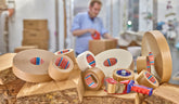 tesa® 4313PV12 Premium packtejp med god häftförmåga och papper från ansvarsfulla källor - tesa-4313-high-performance-paper-carton-sealing-tape-04-ap.jpg