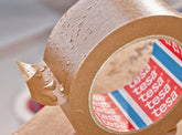 tesa® 4313PV12 Premium packtejp med god häftförmåga och papper från ansvarsfulla källor - tesa-4313-high-performance-paper-carton-sealing-tape-11-ap.jpg