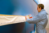 tesa® 4378AUTO 3-i-1-lösning för karossmaskering för stora områden - tesa-4378-easy-cover-auto-step1of4-ap.jpg
