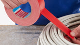 tesa® 4688 Standard Polyetylenbelagd Vävtejp - tesa-4688-standard-polyethylene-coated-cloth-tape-red-step1of5-ap.jpg