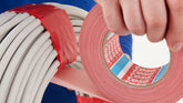 tesa® 4688 Standard Polyetylenbelagd Vävtejp - tesa-4688-standard-polyethylene-coated-cloth-tape-red-step2of5-ap.jpg