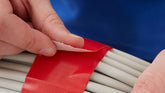tesa® 4688 Standard Polyetylenbelagd Vävtejp - tesa-4688-standard-polyethylene-coated-cloth-tape-red-step5of5-ap.jpg