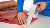 tesa® 4943 Dubbelhäftande vävtejp - tesa-4943-double-sided-non-woven-tape-step1of3.jpg