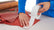 tesa® 4943 Dubbelhäftande vävtejp - tesa-4943-double-sided-non-woven-tape-step1of3.jpg