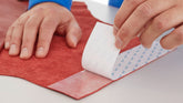tesa® 4943 Dubbelhäftande vävtejp - tesa-4943-double-sided-non-woven-tape-step2of3.jpg