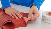 tesa® 4943 Dubbelhäftande vävtejp - tesa-4943-double-sided-non-woven-tape-step3of3-002.jpg