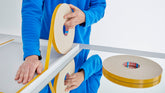 tesa® 4952I tesa® 4952 Dubbelhäftande PE-skumtejp - tesa-4952-double-sided-mirror-tape-step1of4-001.jpg