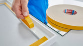 tesa® 4952I tesa® 4952 Dubbelhäftande PE-skumtejp - tesa-4952-double-sided-mirror-tape-step2of4.jpg