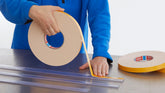 tesa® 4957I 1 100 µm dubbelhäftande PE-skumtejp - tesa-4957-double-sided-pe-foam-tape-step1of3.jpg