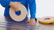 tesa® 4957I 1 100 µm dubbelhäftande PE-skumtejp - tesa-4957-double-sided-pe-foam-tape-step1of3.jpg