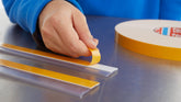 tesa® 4957I 1 100 µm dubbelhäftande PE-skumtejp - tesa-4957-double-sided-pe-foam-tape-step2of3.jpg
