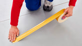 tesa® 4964 Dubbelhäftande tejp med bärarmaterial av väv - tesa-4964-double-sided-tape-with-fabric-backing-step1of7-ap.jpg