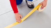 tesa® 4964 Dubbelhäftande tejp med bärarmaterial av väv - tesa-4964-double-sided-tape-with-fabric-backing-step2of7-ap.jpg