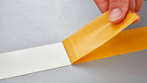 tesa® 4964 Dubbelhäftande tejp med bärarmaterial av väv - tesa-4964-double-sided-tape-with-fabric-backing-step5of7-ap.jpg