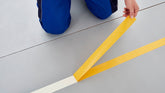 tesa® 4964 Dubbelhäftande tejp med bärarmaterial av väv - tesa-4964-double-sided-tape-with-fabric-backing-step6of7-ap.jpg