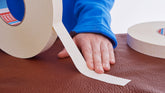 tesa® 4974 Dubbelhäftande tejp med tygbärare - tesa-4974-double-sided-tape-fabric-backing-smooth-leather-step1of2-001.jpg
