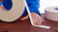 tesa® 4974 Dubbelhäftande tejp med tygbärare - tesa-4974-double-sided-tape-fabric-backing-smooth-leather-step1of2-002.jpg