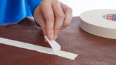 tesa® 4974 Dubbelhäftande tejp med tygbärare - tesa-4974-double-sided-tape-fabric-backing-smooth-leather-step2of2.jpg