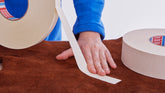 tesa® 4974 Dubbelhäftande tejp med tygbärare - tesa-4974-double-sided-tape-fabric-backing-suede-leather-step1of2.jpg
