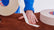 tesa® 4974 Dubbelhäftande tejp med tygbärare - tesa-4974-double-sided-tape-fabric-backing-suede-leather-step1of2.jpg