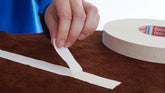 tesa® 4974 Dubbelhäftande tejp med tygbärare - tesa-4974-double-sided-tape-fabric-backing-suede-leather-step2of2.jpg