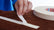 tesa® 4974 Dubbelhäftande tejp med tygbärare - tesa-4974-double-sided-tape-fabric-backing-suede-leather-step2of2.jpg