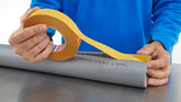 tesa® 51571 Dubbelhäftande non-woven tejp - tesa-51571-double-sided-non-woven-tape-step1of3.jpg