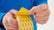 tesa® 51966 200 µm dubbelhäftande transparent PET-filmtejp med 90% PCR PET-innehåll i bäraren - tesa-51966-200micrometer-double-sided-pet-film-tape-step1of4-ap.jpg