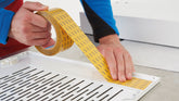 tesa® 51966 200 µm dubbelhäftande transparent PET-filmtejp med 90% PCR PET-innehåll i bäraren - tesa-51966-200micrometer-double-sided-pet-film-tape-step2of4-ap.jpg
