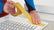 tesa® 51966 200 µm dubbelhäftande transparent PET-filmtejp med 90% PCR PET-innehåll i bäraren - tesa-51966-200micrometer-double-sided-pet-film-tape-step2of4-ap.jpg