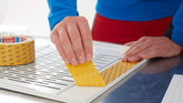 tesa® 51966 200 µm dubbelhäftande transparent PET-filmtejp med 90% PCR PET-innehåll i bäraren - tesa-51966-200micrometer-double-sided-pet-film-tape-step3of4-ap.jpg