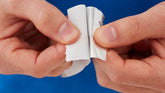 tesa® 60672 tesa® 60672 Aluminiumtejp Med Liner 75µm - tesa-60632-60652-60672-conformable-aluminum-tape-with-paper-liner-step1of6-ap.jpg