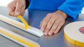 tesa® 62932 500 μm Dubbelhäftande PE-Skumtejp - tesa-62932-double-sided-pe-foam-tape-step2of3.jpg